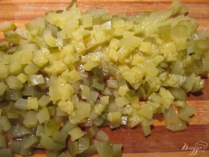 Соленые огурцы нарезаем квадратиками. Перед добавлением в салат необходимо их немного отжать, чтобы салат не получился жидким.