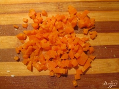 Морковь чистим и режем кубиками.