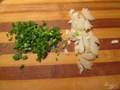 Белый и зеленый лук мелко нарезаем.