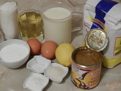 Для кексов вам понадобятся: мука, сгущённое молоко, сахар,яйца, масло растительное, разрыхлитель,молоко.