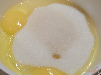 Яйца соединяем с сахаром и взбиваем.
