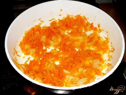 Спассеруем лук и морковь в масле до мягкости