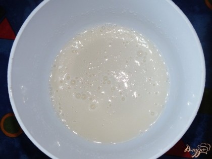 Пока пекутся пряники приготовьте сахарную глазурь. Яичный белок взбейте с сахарной пудрой, добавьте горячее молоко.