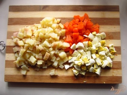 В подсоленной воде сварите картофель, яйца, морковь и мелко нарежьте.