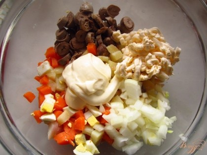 В миске положите все ингредиенты: нарезанные сердца, маринованный лук, яйца, картофель, морковь, плавленый сыр. Смешайте с майонезом и солью.