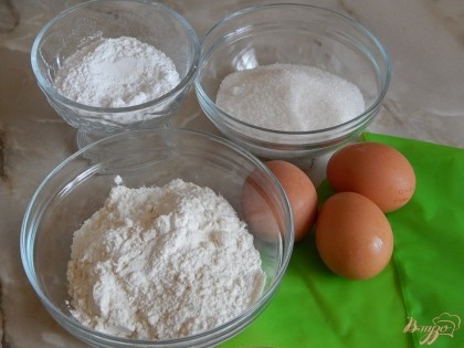 Для приготовления печенья нам понадобятся: мука, сахар, яйца и сахарная пудра.