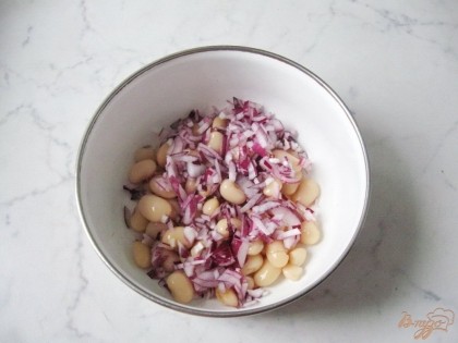 Красный или белый салатный лук чистим, моем и мелко режем. Добавляем к фасоли.