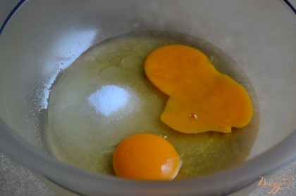 В мисочку выбить два яйца, добавить сахар и соль.