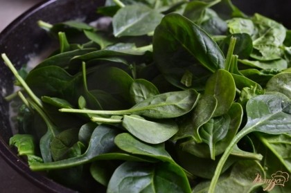 Уложить листья шпината. Сковороду накрыть крышкой и потушитьв течении 5-7 минут.