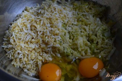 В миску выложить готовую капусту, крупу и яйца. Перемешать , посолить и добавить специи  по вкусу.