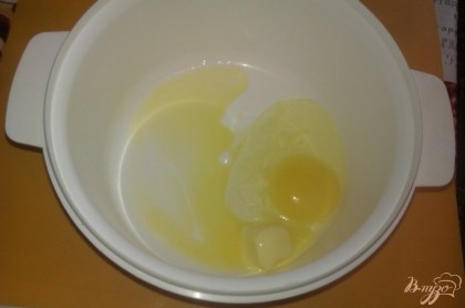 В небольшую кастрюлю вбейте яйцо, добавьте масло.