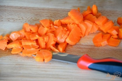 Все ингредиенты для салата берутся в произвольной пропорции. Морковь, картофель и яйца предварительно отварить и остудить. Затем очистить и нарезать кубиками.