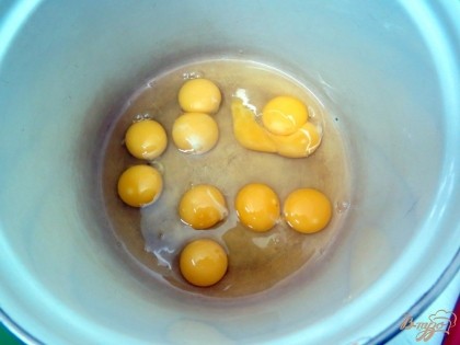 Пять яиц выбиваем в емкость. (У нас яйца имеют по 2 желтка)