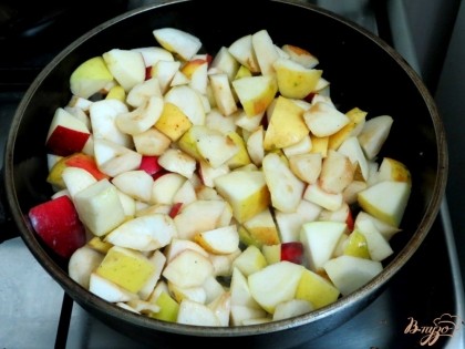 На сковороде жарим яблоки на сливочном масле. К яблокам добавляем корицу и ванильный сахар.