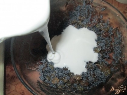 Мак процедить и к нему добавить взбитый белок с сахарной пудрой и хорошо перемишать.