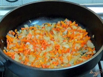 Лук и морковь пассеруем на растительном масле.