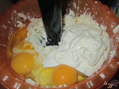 К творогу добавляем яйца и сметану и хорошо перемешиваем погружным блендером до однородной консистенции