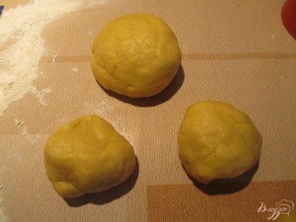 Вымешиваем тесто и формируем несколько шариков, которые кладем в холодильник на полчаса.