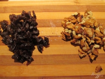 Чернослив режем на полоски, орехи немного измельчаем, добавляем все к печенью.
