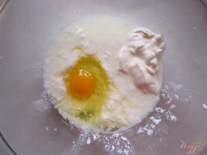 В миску  налейте сметану, выбейте яйцо, влейте кефир, соль и перемешайте.