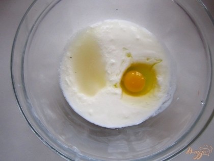 В миску влейте кефир, всыпьте соль, сахар выбейте яйцо и перемешайте.
