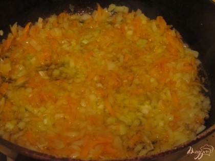Теперь приступаем к подливке. Оставшийся лук и морковь обжариваем на растительном масле до прозрачности лука.