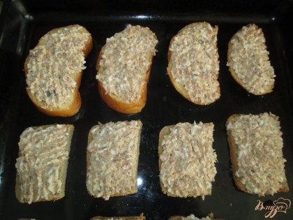 Нарезать хлеб и намазать на каждый кусок приготовленную начинку.