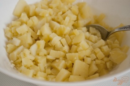 Салат готовится в считанные минуты при наличие отварных картофеля и яиц. Все продукты должны быть одинаковой температуры, желательно охлажденные. Картофель и яйца необходимо почистить, нарезать мелкими кубиками.