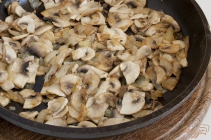 Пока варится картофель подготовим грибы и сыр. Шампиньоны следует нарезать пластинками, лук - кубиками. Обжарить на растительном масле лук до полупрозрачности, добавить грибы. Обжарить все вместе. Выделившийся сок должен испариться, а грибы хорошенько подрумяниться.