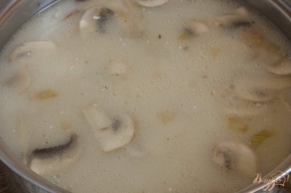 .. плавленный сыр также отправляем в суп. Осталось посолить по вкусу, возможно приправить любимыми пряностями.