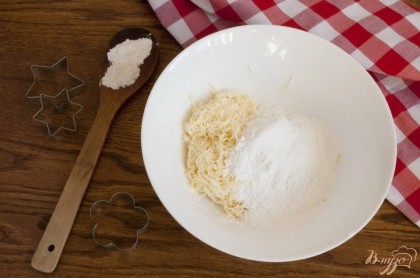Плавленый сыр нужно натереть на мелкой терке. Положить в миску.К натертому сырку нужно добавить щепотку соли, сахарную пудру и ванильный сахар. Перемешать.