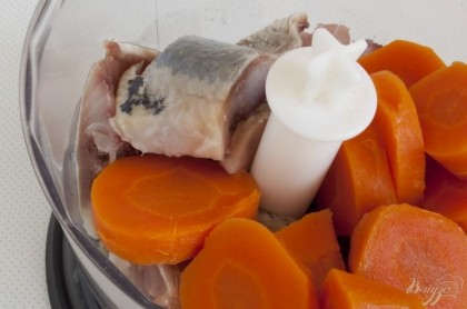 Филе и морковь нарезать крупными ломтиками и поместить в чашу блендера. Измельчить.