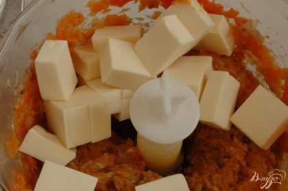 Добавить плавленый сыр, нарезанный также крупными кусочками. Измельчить еще раз.