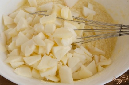 Мягкие сладкие яблоки промойте, очистите от кожуры и удалите сердцевину с семенами. Мякоть нужно нарезать маленькими кусочками, в идеале это кубики 1х1 см. Добавьте яблоки в тесто.
