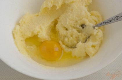 По одному добавить яйца, перемешивая масло каждый раз.