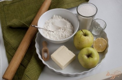 Масло нужно брать очень холодное, яблоки - плотные (у меня Голден). 30 мл воды соединить с 1 ч.л. лимонного сока и поставить в морозилку. Температура на кухне должна быть невысокой.