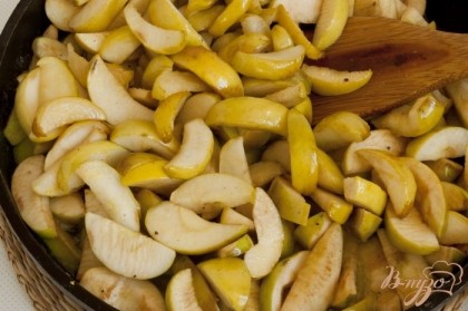 Яблочные дольки немного протушить в смеси 60 г сливочного масла и 80 г сахара. Добавить сок и цедру половины лимона.
