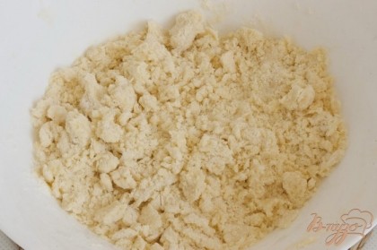 Холодное сливочное масло (90 г) растереть с сахаром (30 г), щепоткой соли и мукой до получения крошки.