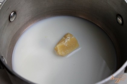 Готовим молочный шоколад. В кастрюлю наливаем молоко, добавляем сахар и какао масло, ставим на огонь и периодически помешиваем.