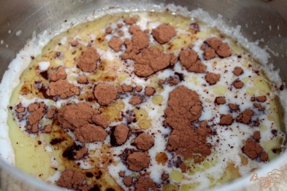 Когда сахар растворится добавляем какао и продолжаем готовить на слабом огне. Снимаем кастрюлю с огня, когда шоколад станет однородным и немного загустеет.  Шоколад остужаем минут 5.