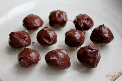 Ореховые шарики поливаем теплым шоколадом и ставим в холодильник на 20-30 минут.