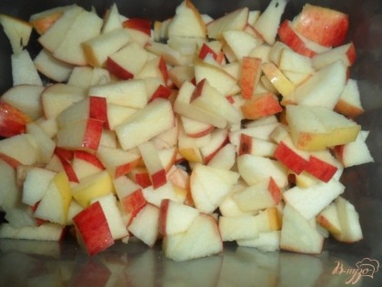 Яблоки порезать небольшими кусочками.