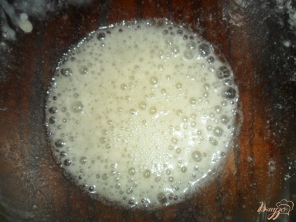 Белки взбить с щепоткой соли в густую пену. Аккуратно перемешать с кашей.