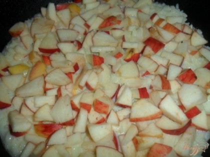 На смазанную маслом форму выложить половину каши, затем яблоки, затем снова каша.Выпекать в хорошо разогретой духовку при 180 градусах 40-45 минут.