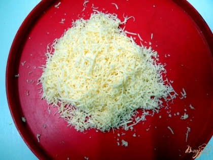 Сыр натираем на мелкой тёрке и также добавляем в фарш.