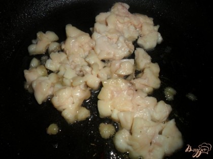 Куриный жир мелко порезать, лучше если он будет немного заморожен, и растопить его в сковороде на среднем огне.