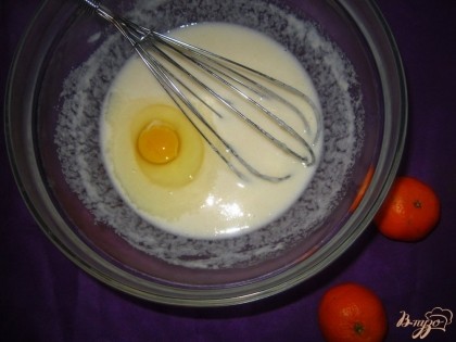 В миску налете воду всыпьте манку, перемешать, оставьте на пол часа, что бы манка набухла.К манке добавьте яйцо и сахар перемешайте до однородности.