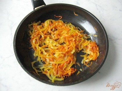 На сковороде с подсолнечным маслом обжариваем лук с морковью.