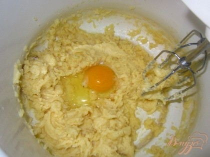 Когда тесто остыло, добавьте к ней одно яйцо и мешайте миксером или можно втирать ложкой, тогда тесто получится гуще. Мне все таки тесто нравится больше, сделанное ложкой. И так поступить с остальными тремя яйцами.