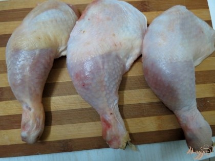 Нам понадобятся 3 куриных окорочка.Можно готовить с куриного филе, но тогда котлеты получаются не такими вкусными, но более диетическими.